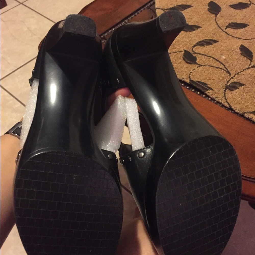 Leather black heeled shoes with silver studs. - Picture 7 of 8